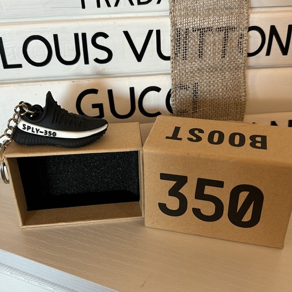 RUBBER KEYCHAIN, COMES WITH BOX - Picture 3 of 4